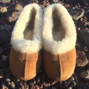 UGG Women’s Slippers Super Comfy Chestnut Sz 8